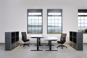 Arbeitsplatz zum Sitzen und Stehen